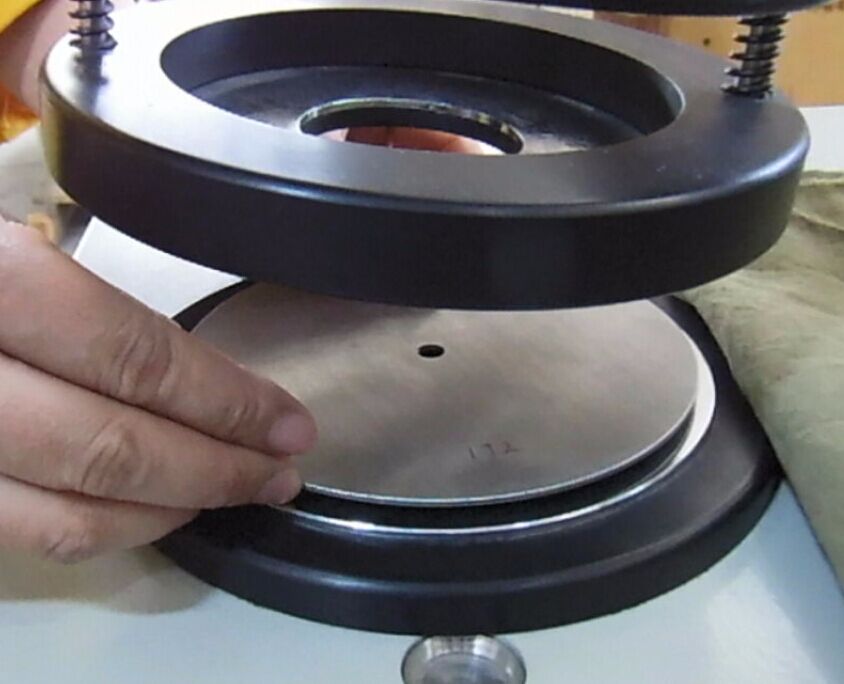 Place the calibration plate on the rubber O-ring and between two clamps