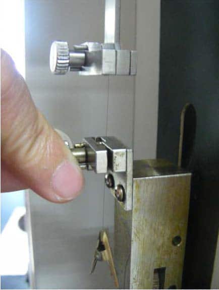 Place the specimen in lower clamp and tighten the screw